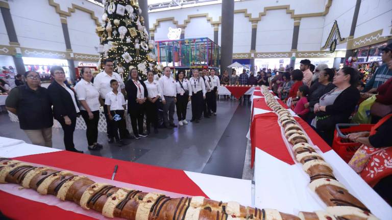 Casa Ley deleita a sus clientes con una Rosca de Reyes