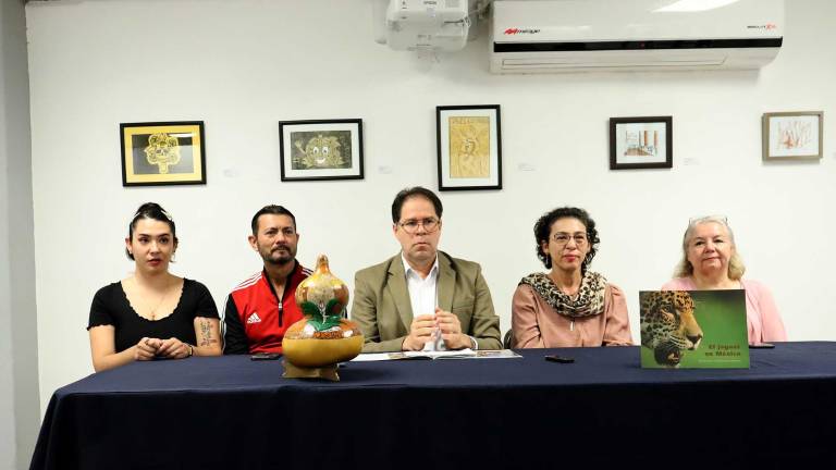 Autoridades de la UAS y artistas dan detalles de la exposición.