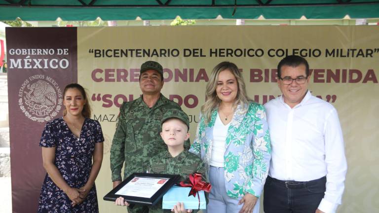 Acompañado de su familia y de las autoridades, Bruno Israel recibió un reconocimiento en la explanada del Octavo Batallón de Infantería.