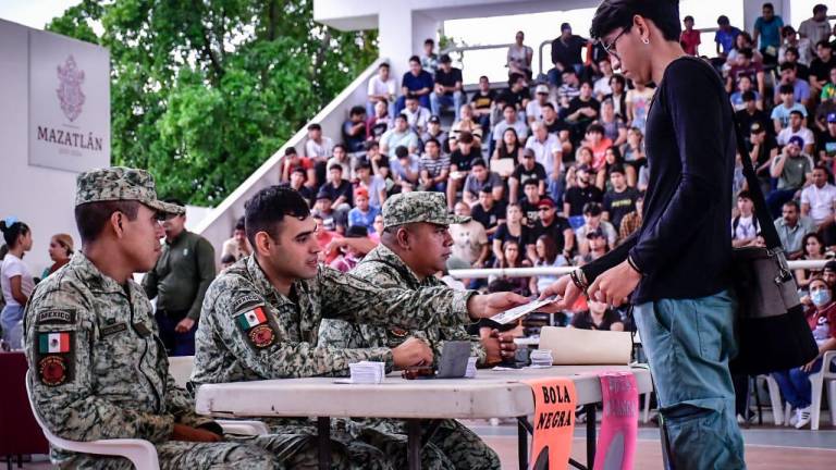 Jóvenes acudieron este domingo a la cancha Germán Evers para tramitar su Servicio Militar Nacional.