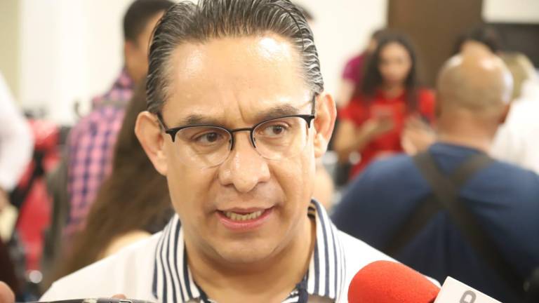 Adrián Benítez Ruiz, director general del Patrimonio de la Beneficencia Pública Nacional estuvo en Mazatlán entregando apoyos de auxiliares auditivos.