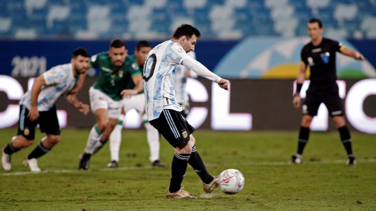 Lionel Messi al momento de cobrar el penal que le dio uno de sus dos goles ante Bolivia.