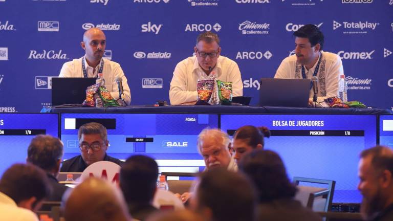 Carlos Manrique González (centro)