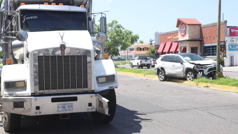 Camión de volteo arrolla dos vehículos en Mazatlán