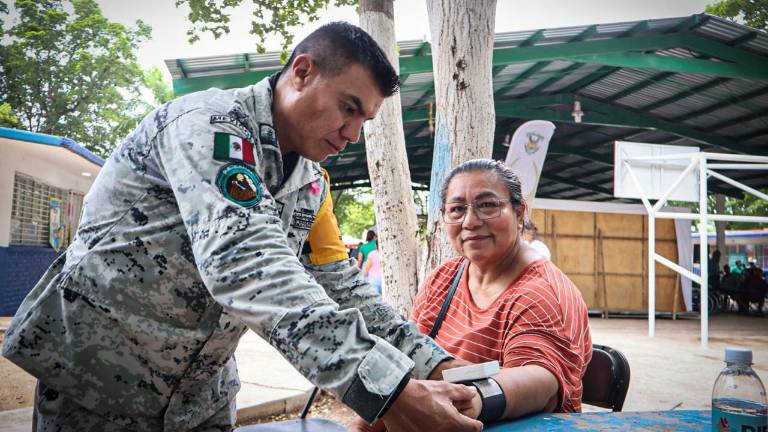 El DIF Municipal, la Guardia Nacional y la UAS llevaron este sábado la jornada de salud a la colonia 16 de Septiembre.