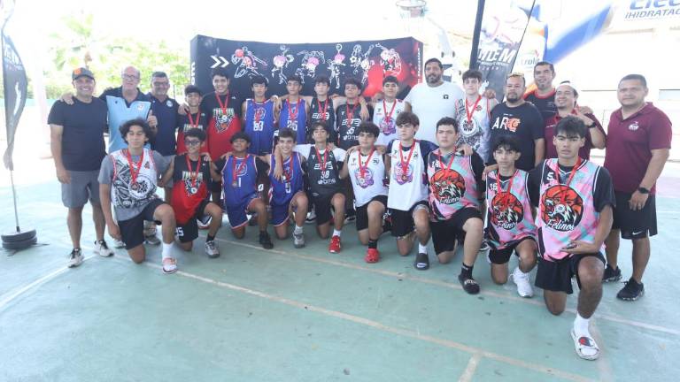 Los diversos equipos son premiados.