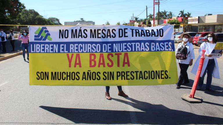 Manifestación de trabajadores de la salud en Guasave.