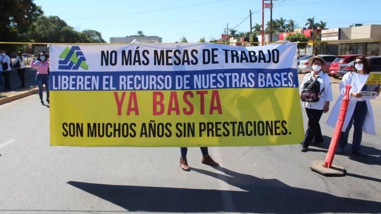 Manifestación de trabajadores de la salud en Guasave.