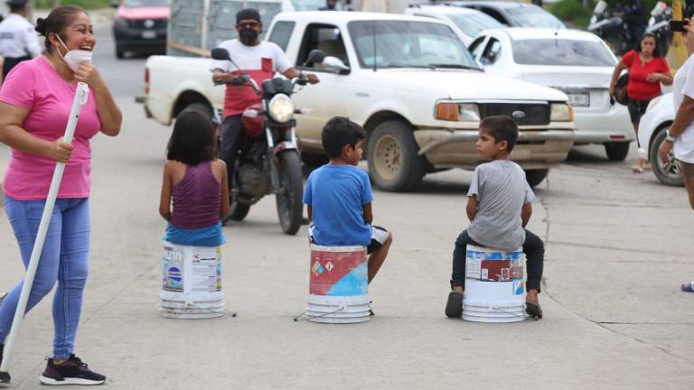 Tras 11 días sin agua llega el hartazgo, y vecinos de la Juárez en Mazatlán bloquean vialidades como protesta