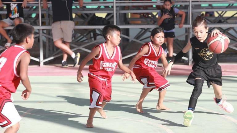 Los niños de la Academia Azteca juegan descalzos e incluso así ganaron su partido.