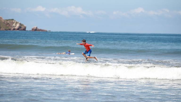 Promueve Asociación la disciplina surfing entre la niñez y juventud