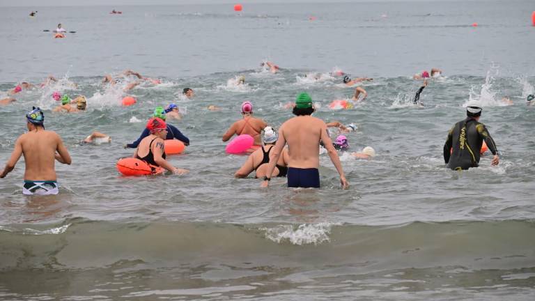 La segunda puntuable de natación organizada por el Comité Municipal de Aguas Abiertas reunió a más de 200 competidores en Playa Norte.