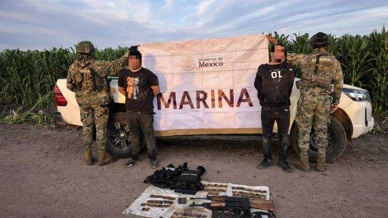 Armas y equipo táctico fueron asegurados por la Marina tras una persecución en campos agrícolas de Elota.