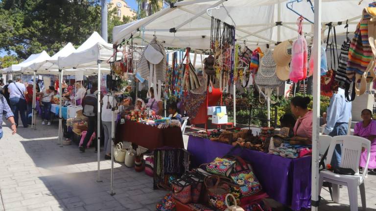 El Gobierno de Mazatlán organizó en la Plazuela República la Expo Mujeres.