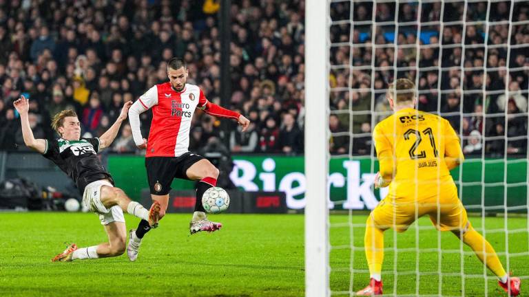 Feyenoord, sin Santi Giménez, pasa a la final de Copa