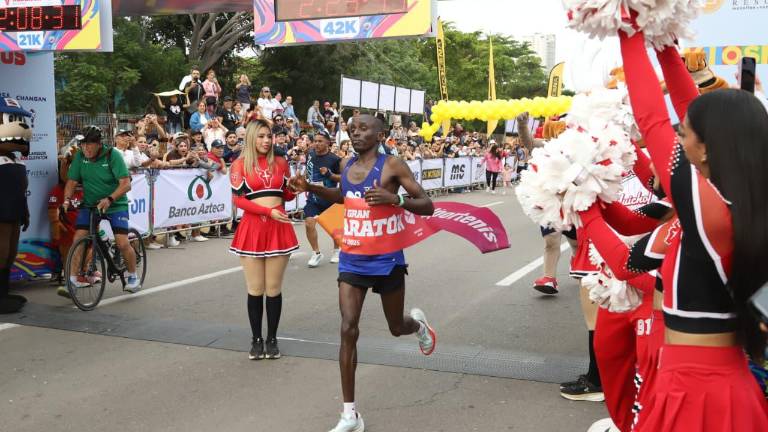 El corredor africano Alfred Kipserem Cherop se proclamó campeón de la distancia reina del Gran Maratón Mazatlán 2025.