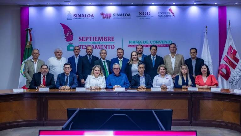 El Gobernador Rubén Rocha Moya, la presidenta del DIF Sinaloa, Eneyda Rocha Ruiz; y del vicepresidente del Consejo de Notarios del Estado de Sinaloa, Marco César García Bueno, además de Notarios, en la campaña “Septiembre, Mes del Testamento”.