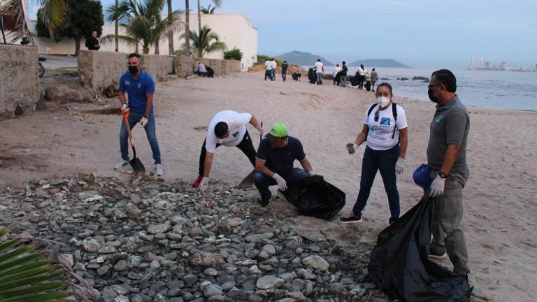 Jumapam extrae una tonelada de piedras de la Playa Pinitos, en Mazatlán