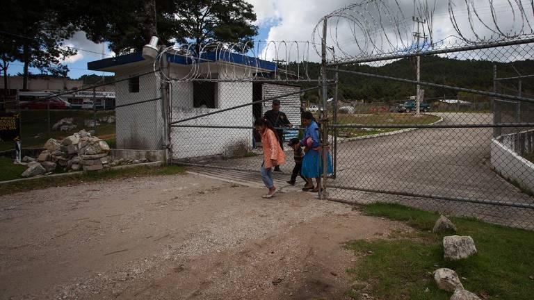 Domingo al medio día, una familia sale del penal tras convivir por algunas horas con familiar en el CERSS 5, el cual alberga a una población mayoritariamente indígena.