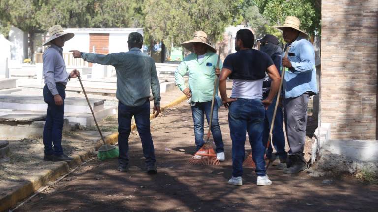 Personal del Ayuntamiento realiza limpieza y riega los accesos de los panteones de Mazatlán.