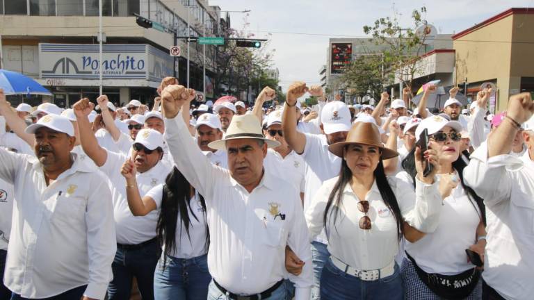 El Rector Jesús Madueña Molina encabezó la movilización de trabajadores de la Universidad Autónoma de Sinaloa en Culiacán.
