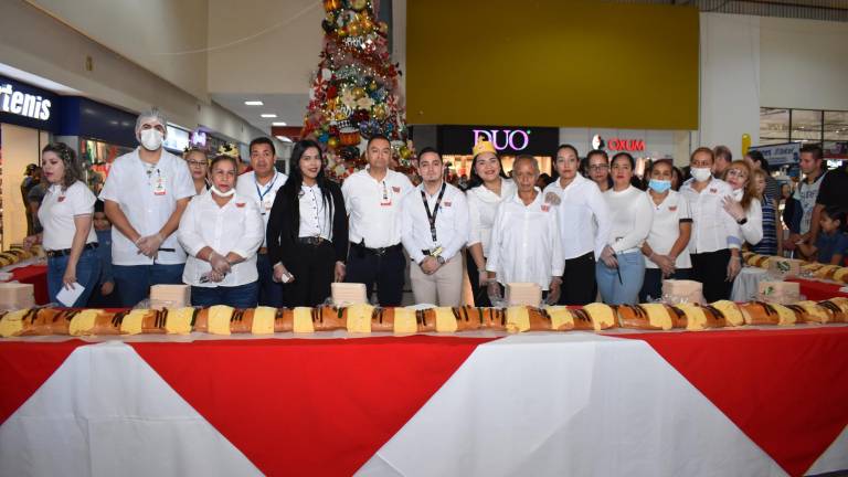 Personal de Ley Plaza Fiesta listos para compartir su tradicional rosca de reyes.