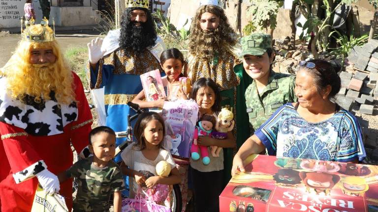 Los Reyes Magos y elementos de la Sedena hicieron acto de presencia.