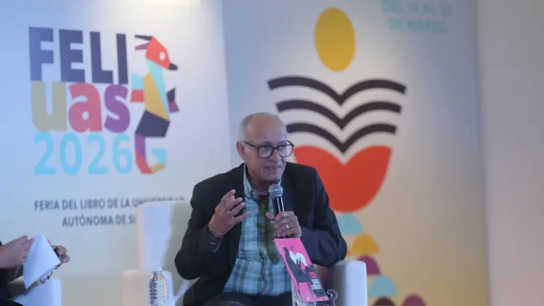 Francisco Hinojosa durante la presentación de Cartas a Dorothy en la FeliUAS.