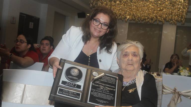 Melania García Gómez hace entrega del reconocimiento a la mamá de José Andrés Álvarez Cota, Ofelia Cota.