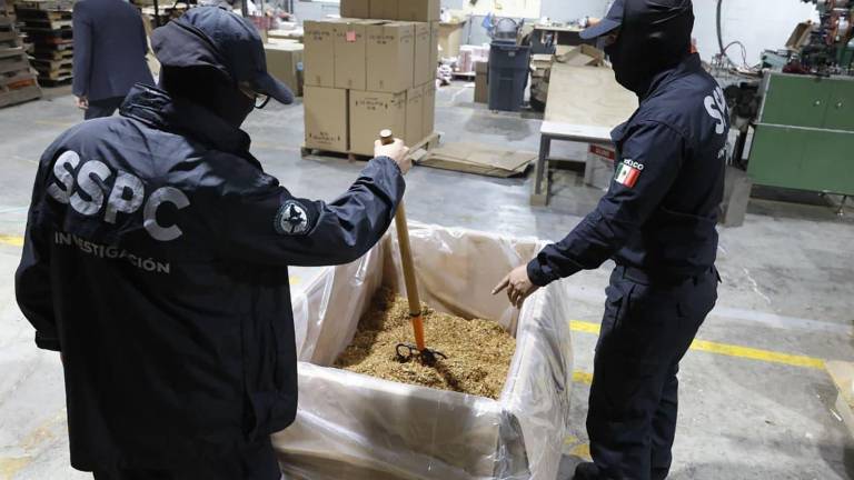 En Huixquilucan, Estado de México, aseguraron un almacén con 60 toneladas de cigarros apócrifos.