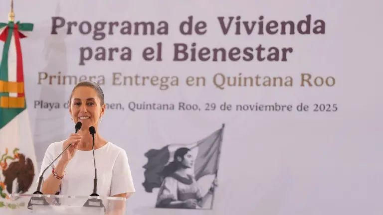 Claudia Sheinbaum durante la entrega de viviendas del Infonavit en Playa del Carmen, donde habló del avance del Tren Maya de carga.