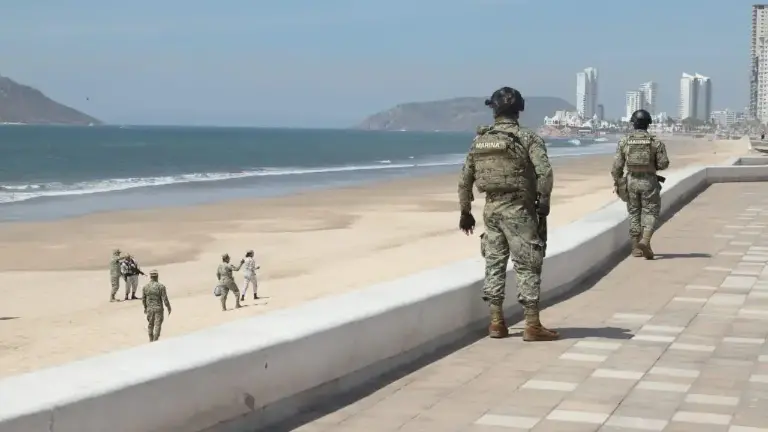 Elementos de la Secretaría de Marina Armada de México y la Guardia Nacional mantienen un fuerte despliegue de seguridad en el paseo costero de Mazatlán.