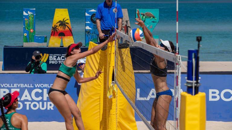 La sinaloense Abril Flores remata en busca de puntos, en uno de los juegos del Challenge Pro Tour de Voleibol de Plaza de la Paz.