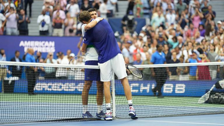 Novak Djokovic y Daniil Medvedev se funden en un abrazo tras la final.