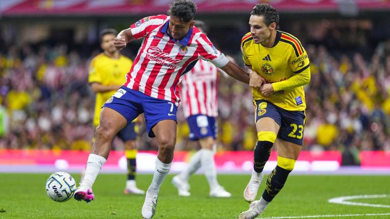 El sinaloense Luis Romo y las Chivas no pudieron mantener dos goles de ventaja y terminaron por ser empatados por el América.