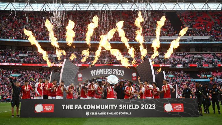 Arsenal celebra su primer título de la temporada.
