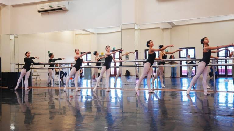 Alumnas de ballet participan en la práctica.
