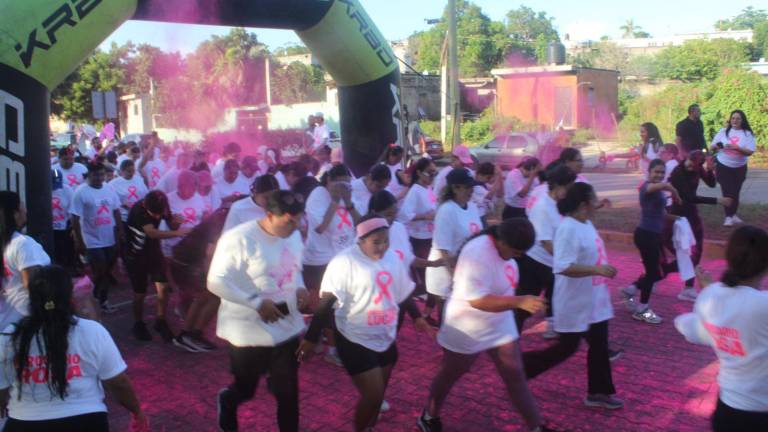 Más de 400 participantes se unieron a la jornada de prevención y concientización contra el cáncer de mama.