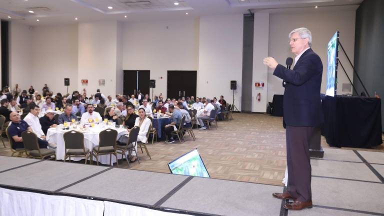 Fernando González Olivieri durante la conferencia ofrecida en el desayuno de Coparmex.