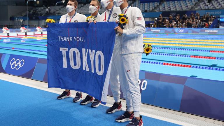 El equipo de Estados Unidos agradecieron con una manta su estancia en Tokio.