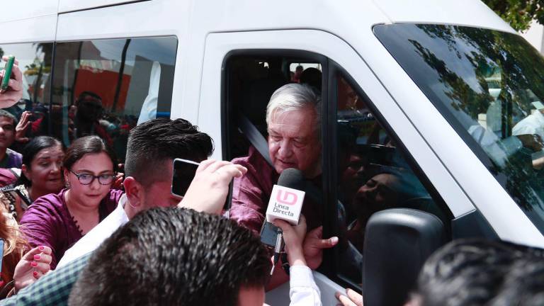 Algunas personas pudieron abordar directamente al Presidente Andrés Manuel López Obrador a su llegada al Salón 53.