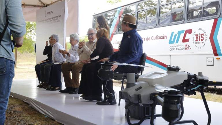 El Gobernador de Sinaloa Rubén Rocha Moya entregó equipamiento a la Universidad Tecnológica de Culiacán.