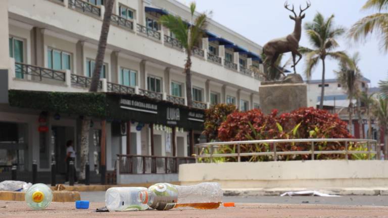 Olas Altas amanece cubierta de basura tras el evento mundialista que reunió a más de 16 mil personas en Mazatlán.