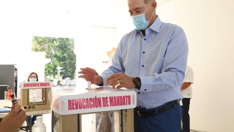 Quirino Ordaz Coppel al momento de emitir su sufragio.