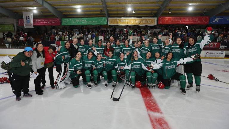 Selección mexicana femenil de hockey sobre hielo División II A, celebra tras ganar medalla de bronce en el Mundial con sede en CDMX.