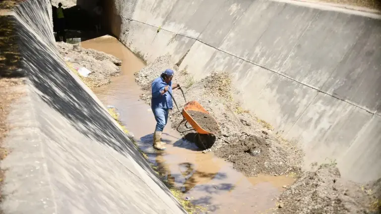 La Alcaldesa Estrella Palacios aseguró que el municipio mantiene un programa intensivo de desazolve de canales.