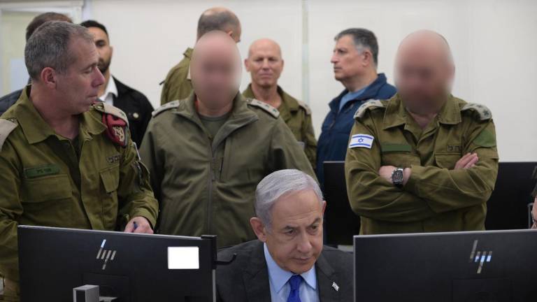 El Primer Ministro de Israel Benjamin Netanyahu, junto a mandos militares, da seguimiento a los nuevos ataques en Gaza.
