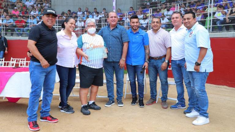 Martha Lizárraga es homenajeada al inaugurarse Nacional de Softbol Infantil Femenil