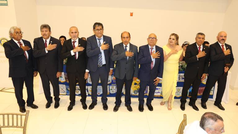 Con la mano en el corazón, la nueva mesa directiva encabezada por José Hugo López Machado asume su compromiso.