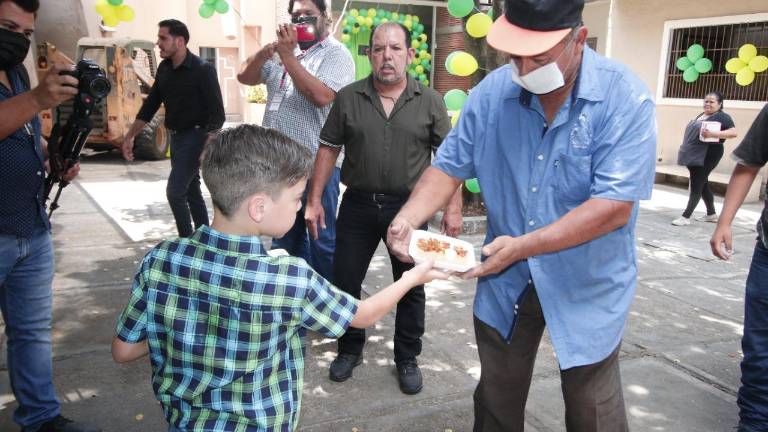 Joel llegó al templo de Nuestra Señora del Carmen para ayudar a brindar alimentos a personas vulnerables, y hoy ahí celebró su noveno cumpleaños.